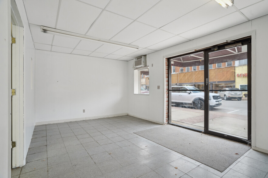 108 N Jefferson St, Mount Pleasant, IA à vendre - Hall d’entrée – Image 3 sur 27