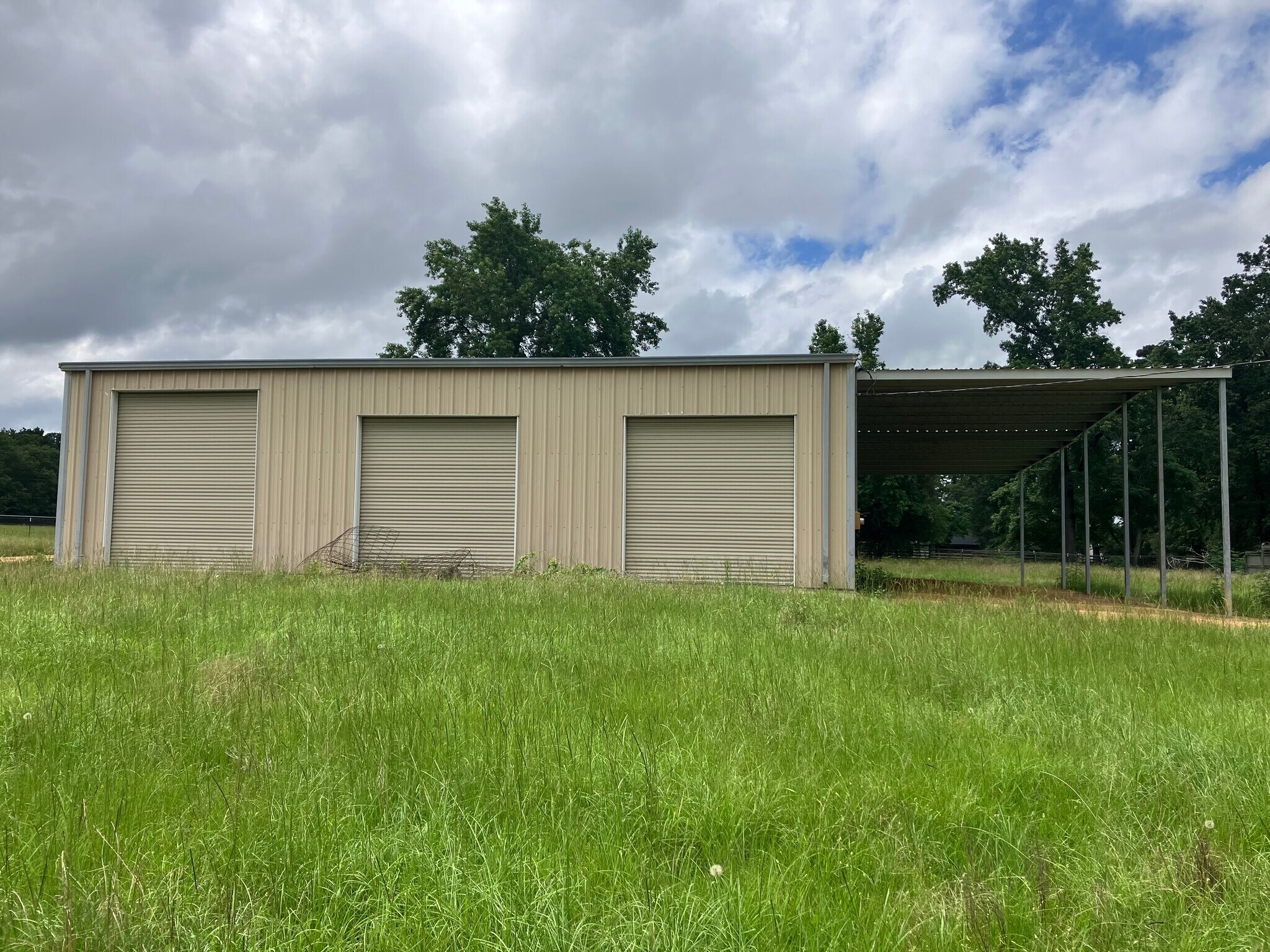 37 Lazy Ln, Coldspring, TX à louer Photo de l’immeuble– Image 1 sur 4
