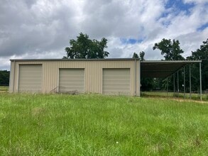 37 Lazy Ln, Coldspring, TX à louer Photo de l’immeuble– Image 1 sur 4