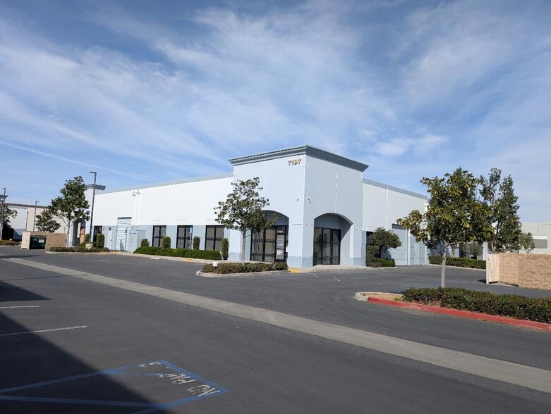 7197 Old 215 Frontage Rd, Riverside, CA à vendre - Photo de l’immeuble – Image 1 sur 10