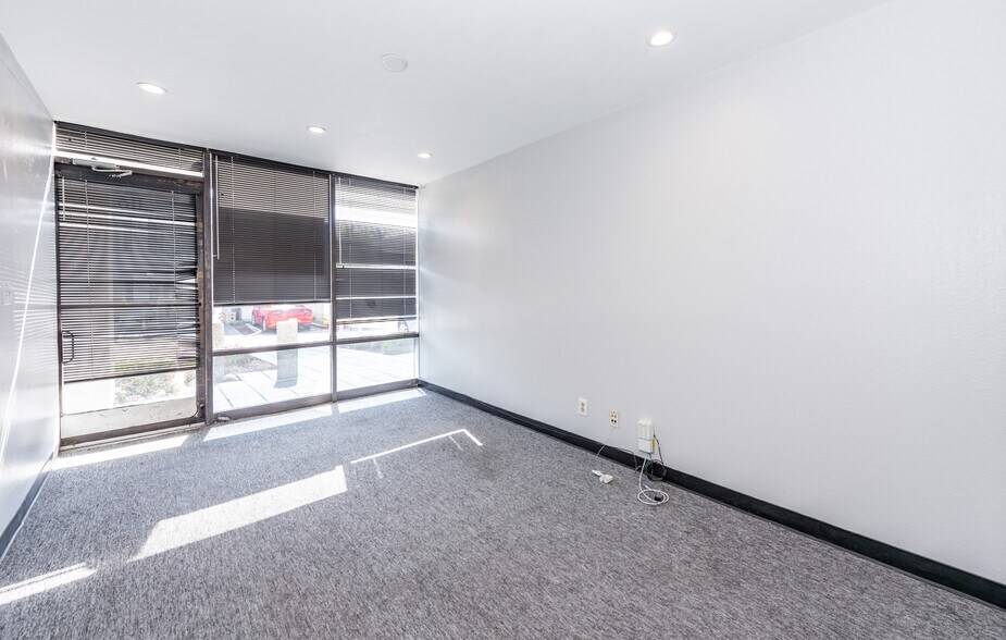 711 W 17th St, Costa Mesa, CA à louer - Photo intérieure – Image 2 sur 13