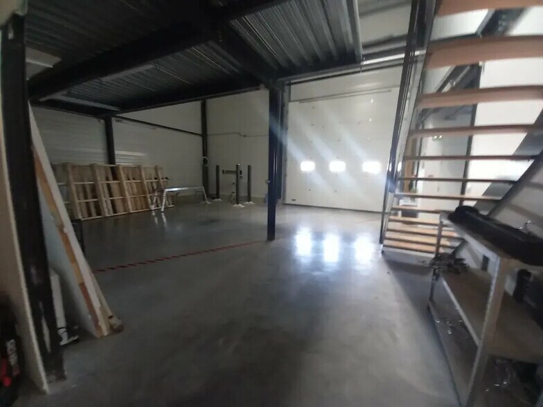 Local d’activités dans Grentheville à louer - Photo intérieure – Image 2 sur 8