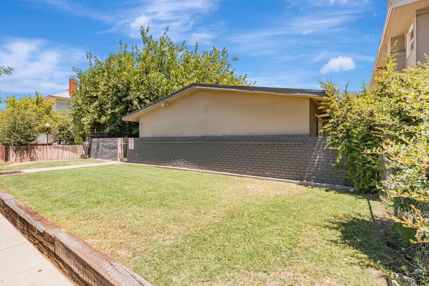 360 N Calaveras St, Fresno, CA à vendre - Photo de l’immeuble – Image 3 sur 24