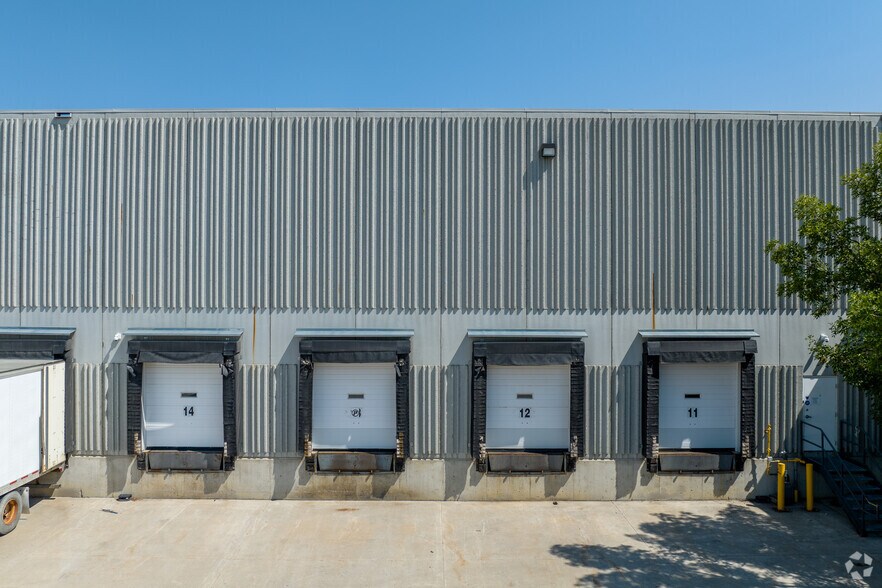 2726 45th Ave SE, Calgary, AB à louer - Photo de l’immeuble – Image 3 sur 7