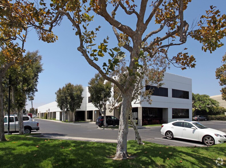 2011 Auto Center Dr, Oxnard, CA à louer - Photo principale – Image 1 sur 8