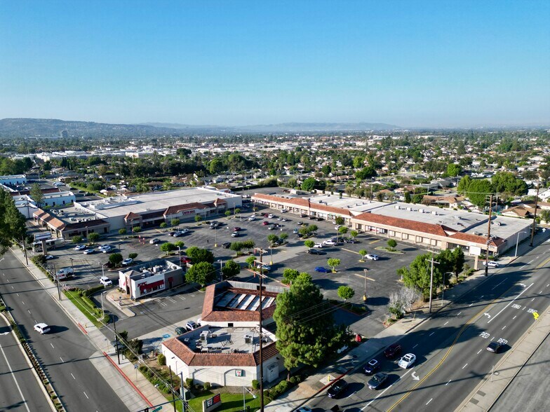 1001-1075 N Grand Ave, Covina, CA à louer - Photo de l’immeuble – Image 2 sur 3