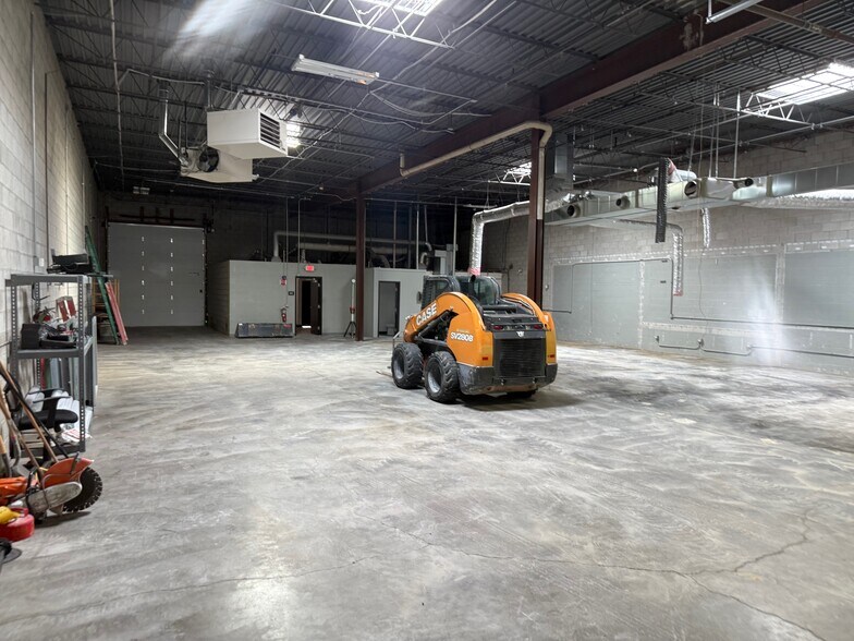 271 Beinoris Dr, Wood Dale, IL à louer - Photo de l’immeuble – Image 3 sur 12