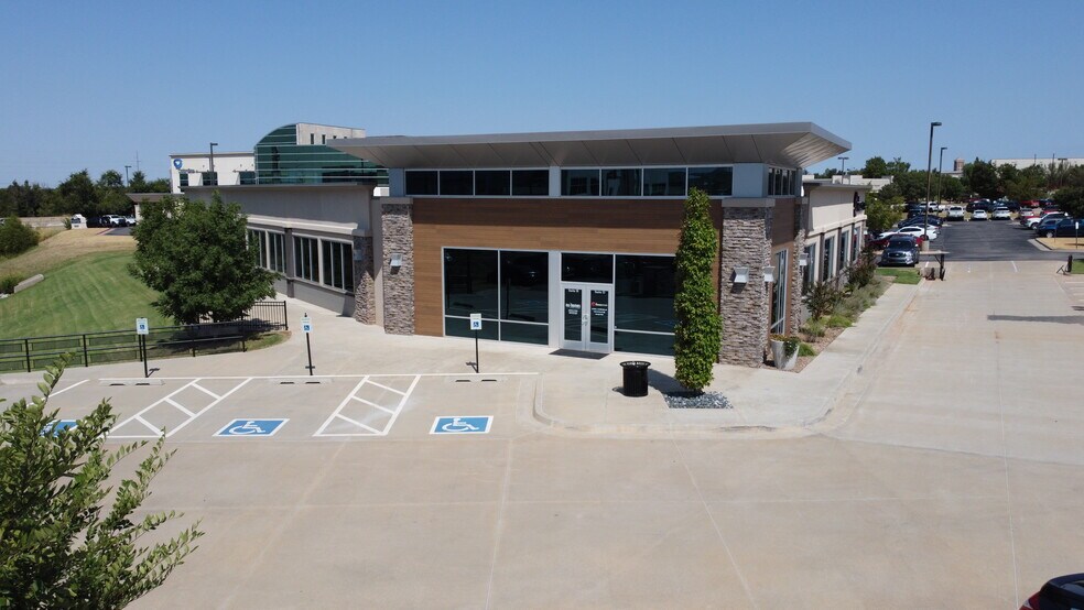 13901 Parkway Commons Dr, Oklahoma City, OK à louer - Photo principale – Image 1 sur 2