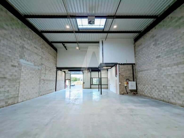 Local d’activités dans  à louer - Photo de l’immeuble – Image 3 sur 8