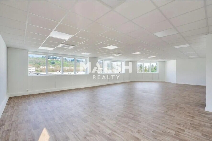 Bureau dans Saint-Genis-Laval à louer - Photo de l’immeuble – Image 2 sur 5