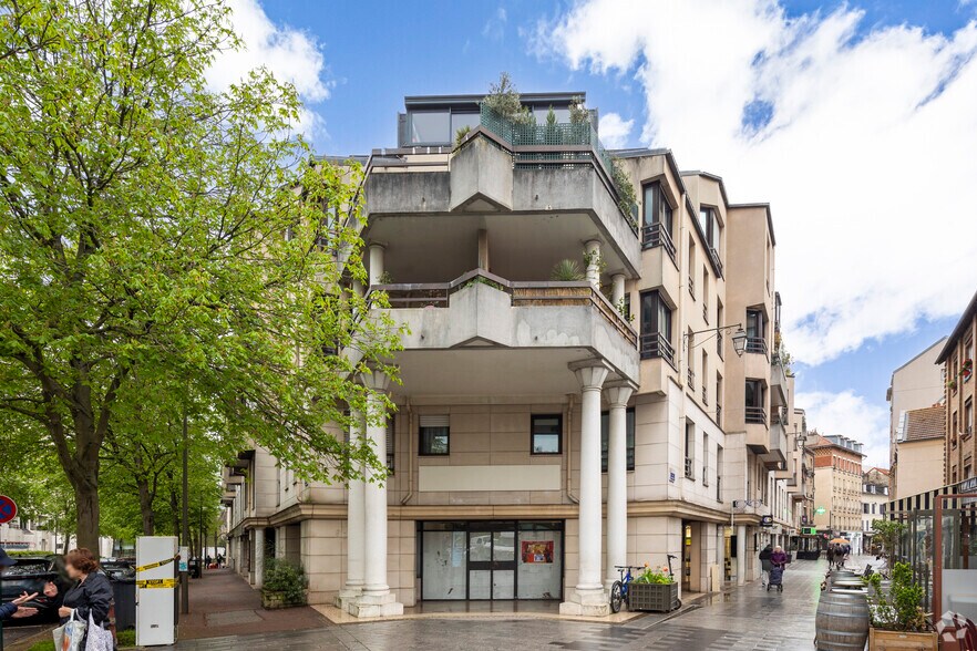 Local commercial dans Suresnes à louer - Photo principale – Image 1 sur 3
