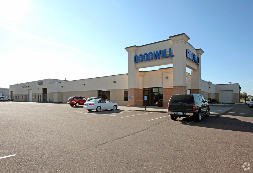 2500 Cleveland Ave N, Roseville, MN à louer - Photo de l’immeuble – Image 2 sur 11