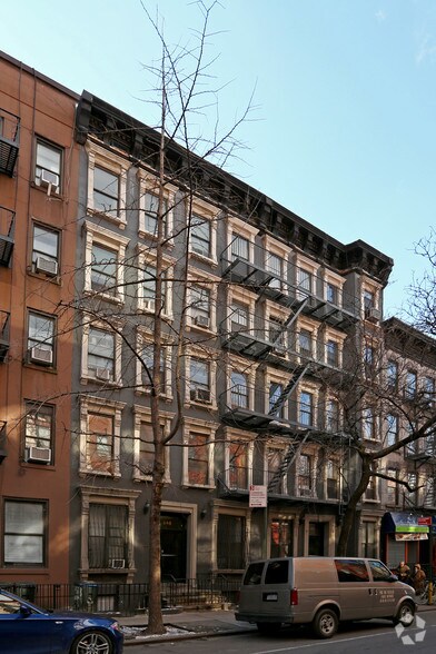 358 W 47th St, New York, NY à louer - Photo de l’immeuble – Image 2 sur 12