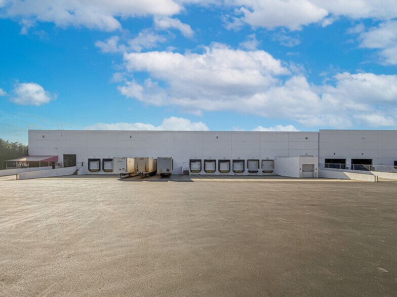 16689 Schoenborn St, North Hills, CA à louer - Photo de l’immeuble – Image 3 sur 7