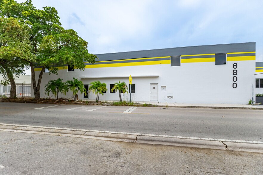 6800-6890 NE 4th Ct, Miami, FL à louer - Photo de l’immeuble – Image 3 sur 15