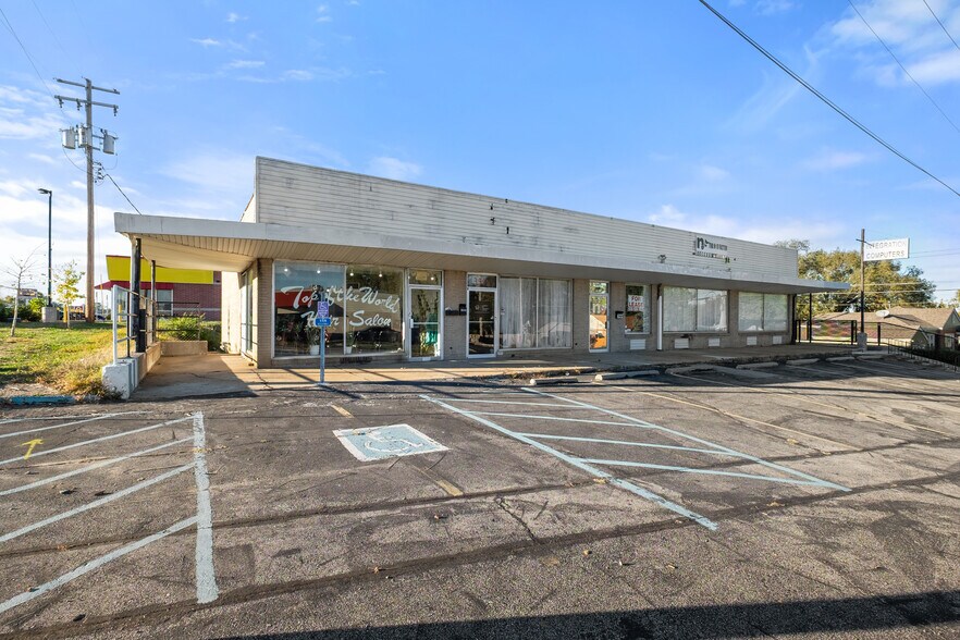 3909 Saint Timothy Ln, Saint Ann, MO à vendre - Photo de l’immeuble – Image 1 sur 13