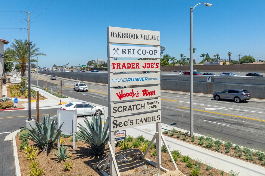 24231-24391 Avenida De La Carlota, Laguna Hills, CA à louer - Photo de l’enseigne sur pylône – Image 3 sur 10