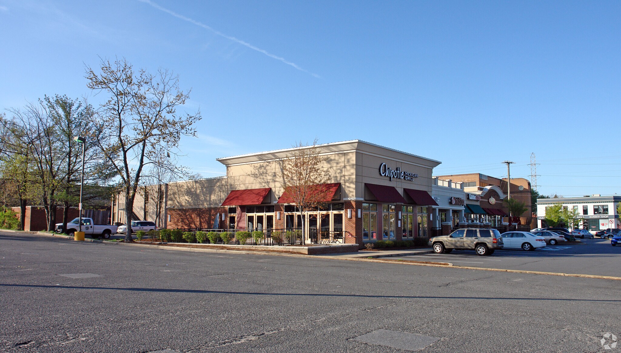201-213 Maple Ave E, Vienna, VA à louer Photo principale– Image 1 sur 6