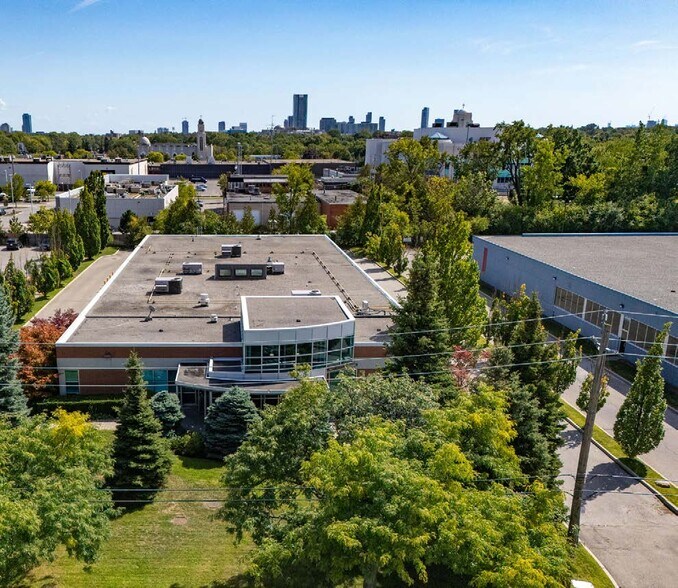 21 Kern Rd, Toronto, ON à vendre - Photo de l’immeuble – Image 3 sur 12