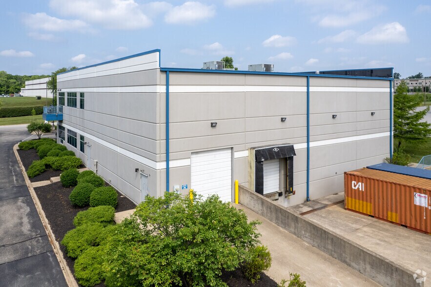 2301 Stanley Gault Pky, Louisville, KY à louer - Photo de l’immeuble – Image 3 sur 4