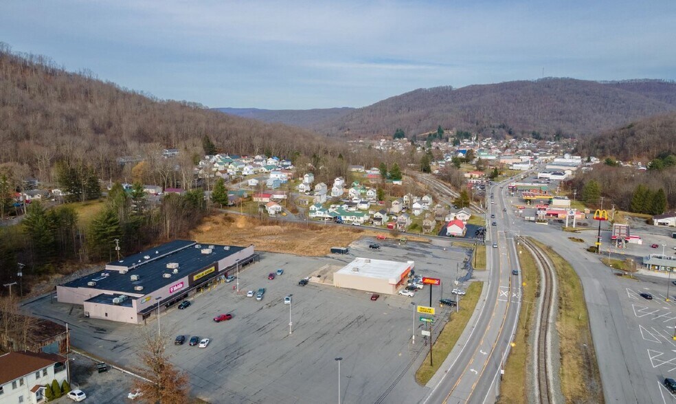 993 Kanawha Ave, Rainelle, WV à louer - Photo de l’immeuble – Image 1 sur 2