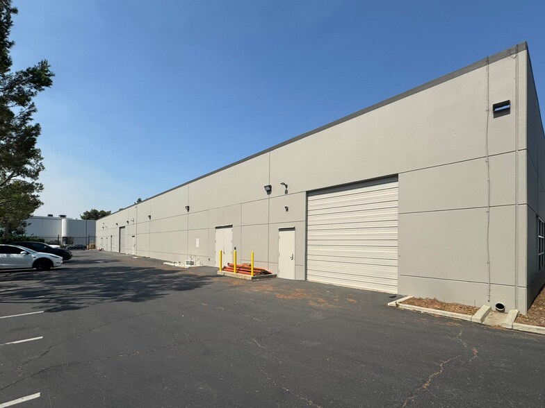 6001 Rickenbacker Rd, Commerce, CA à louer - Photo de l’immeuble – Image 2 sur 13