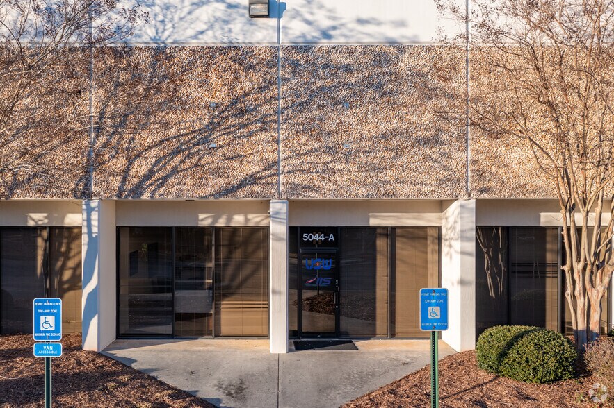 5044 S Royal Atlanta Dr, Tucker, GA à louer - Photo de l’immeuble – Image 3 sur 6
