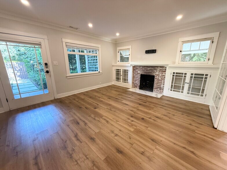 901 N Orange Grove Ave, West Hollywood, CA à vendre - Photo de l’immeuble – Image 2 sur 20