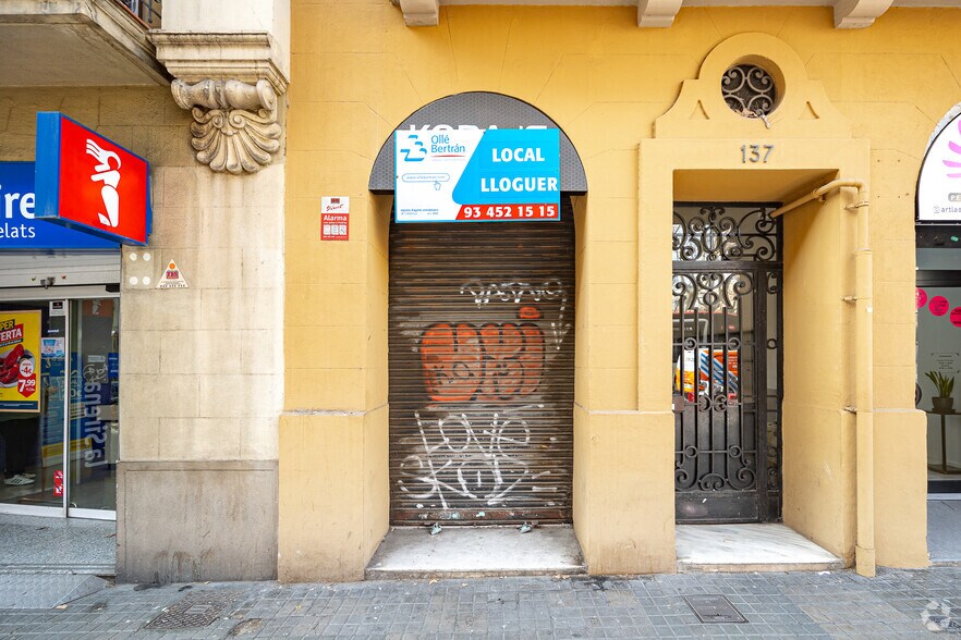 Immeuble residentiel dans Barcelone, Barcelona à vendre - Photo de l’immeuble – Image 2 sur 2