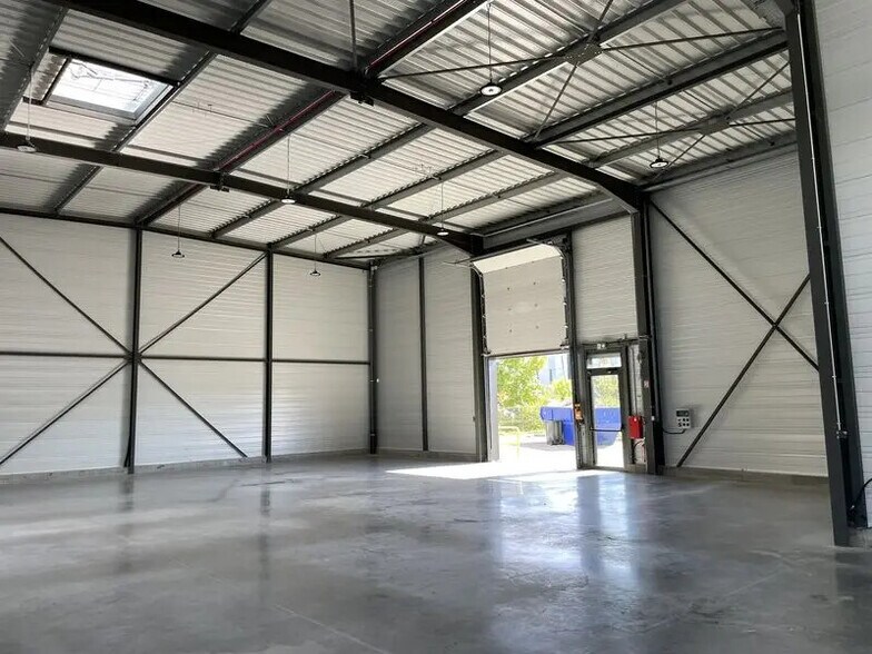 Bureau dans Saint-Priest à louer - Photo de l’immeuble – Image 2 sur 12