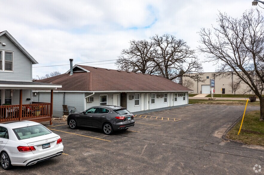 1418 S Oak Ave, Owatonna, MN à vendre - Photo de l’immeuble – Image 2 sur 5