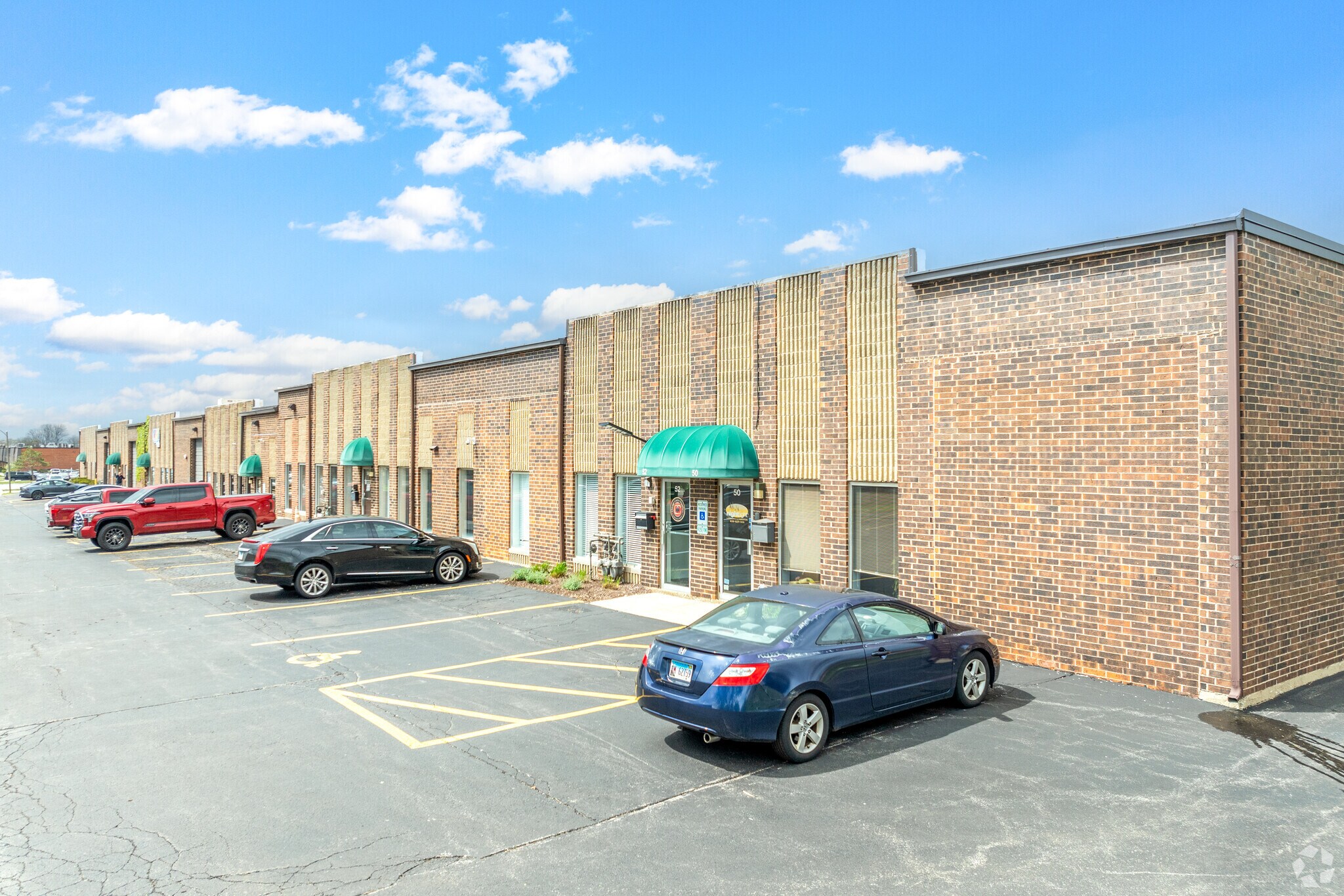 50-88 Eisenhower Ln N, Lombard, IL à louer Photo principale– Image 1 sur 12