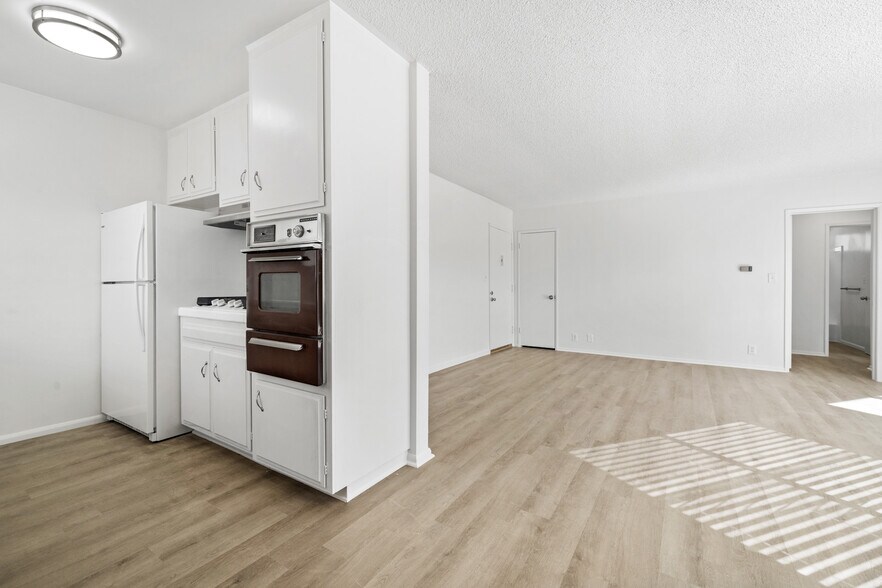 1236 McClellan Dr, Los Angeles, CA à vendre - Photo de l’immeuble – Image 3 sur 12