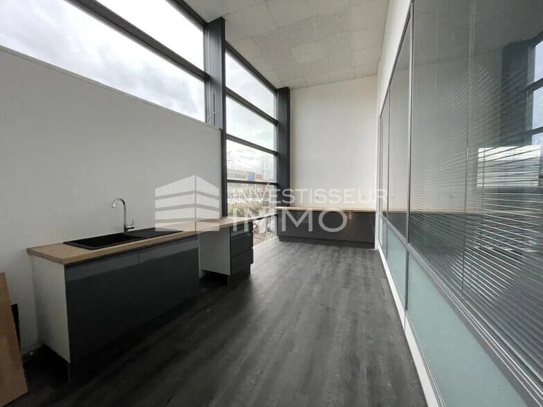 Bureau dans Bussy-Saint-Martin à louer - Photo de l’immeuble – Image 3 sur 4