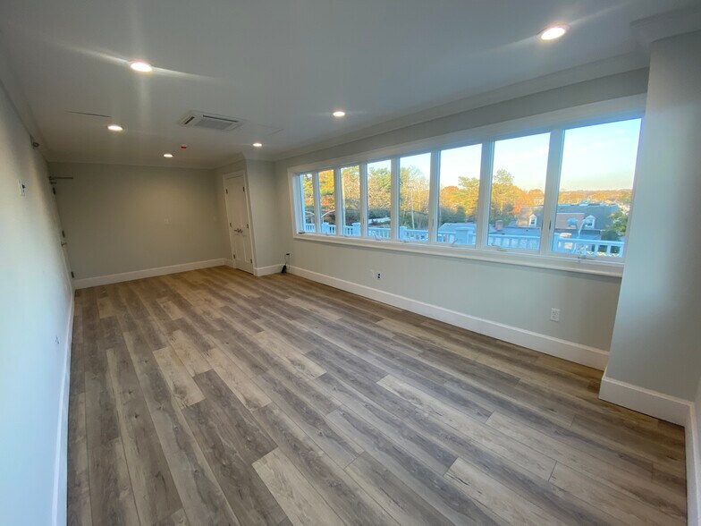 522 E Putnam Ave, Greenwich, CT à louer - Photo de l’immeuble – Image 3 sur 6