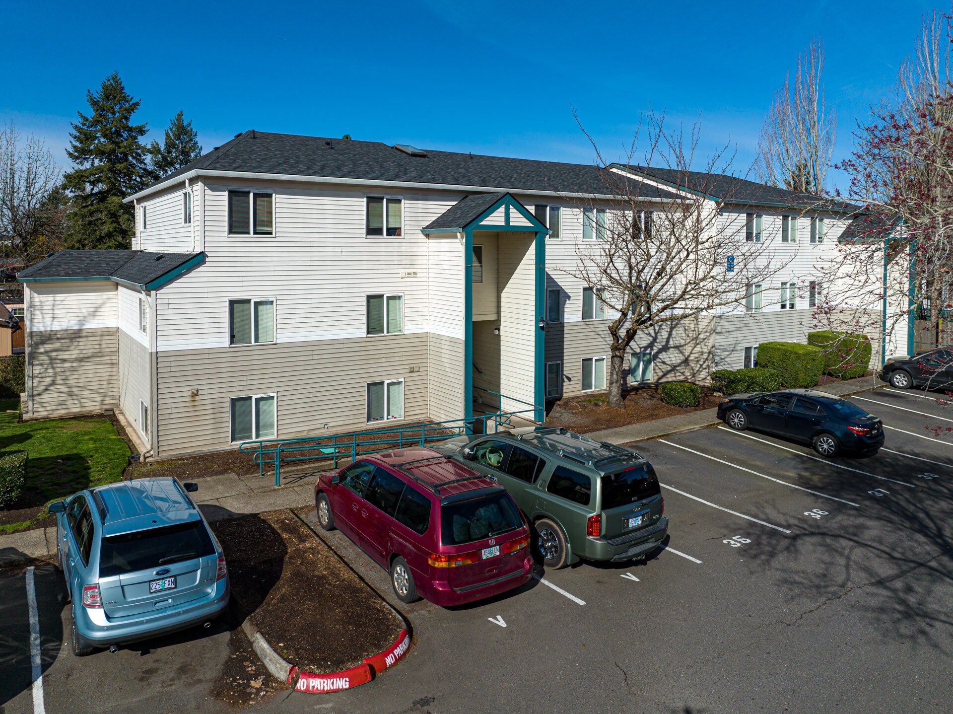 805 NE Kane Dr, Gresham, OR à vendre Photo de l’immeuble– Image 1 sur 52