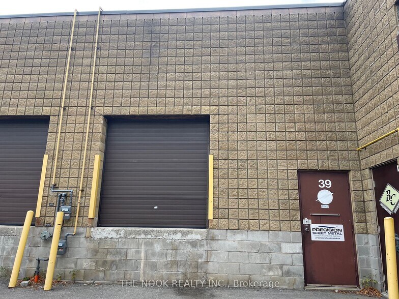 1621 Mcewen Dr, Whitby, ON à louer - Photo de l’immeuble – Image 2 sur 3