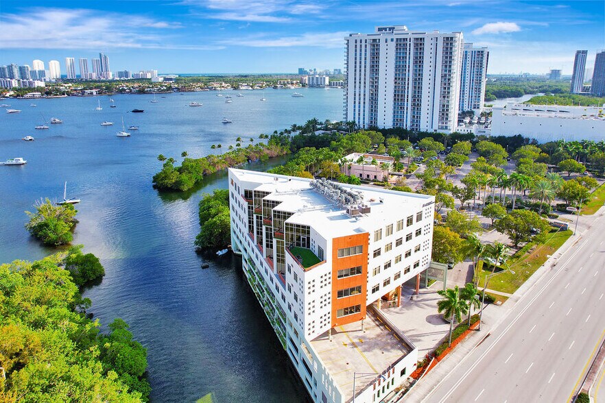 17501 Biscayne Blvd, Aventura, FL à louer - Photo principale – Image 1 sur 10