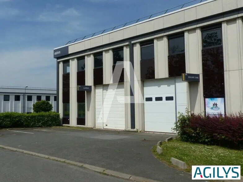 Local d’activités dans à louer - Photo de l’immeuble – Image 2 sur 8