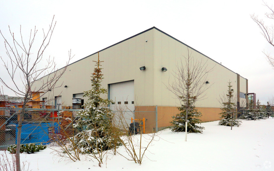5321-5341 47 St NW, Edmonton, AB à louer - Photo de l’immeuble – Image 2 sur 4
