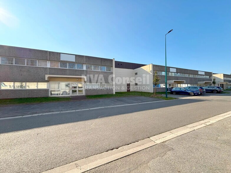 Local d’activités dans SAINT-OUEN-L'AUMONE à louer - Photo de l’immeuble – Image 1 sur 11
