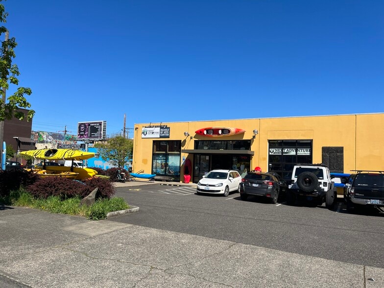 704 SE Washington St, Portland, OR à vendre - Photo de l’immeuble – Image 3 sur 5