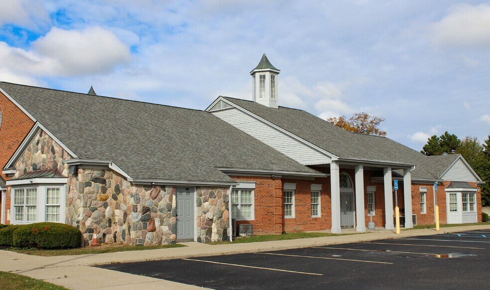 3777 Eighteen Mile Rd, Sterling Heights, MI à vendre - Photo de l’immeuble – Image 3 sur 5
