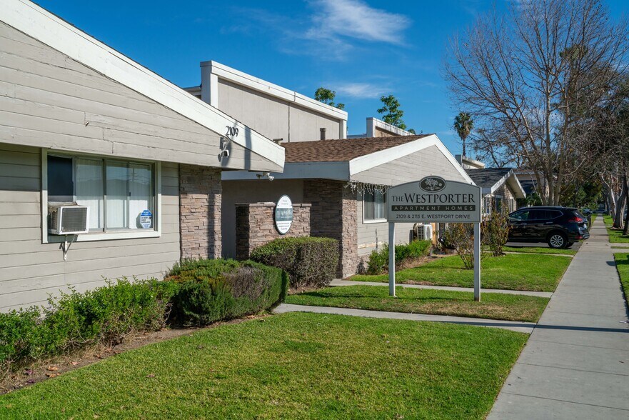 2109 E Westport Dr, Anaheim, CA à vendre - Photo de l’immeuble – Image 2 sur 12