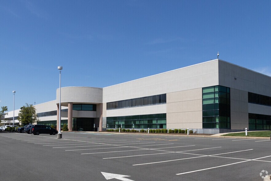 250 Industrial Way W, Eatontown, NJ à vendre - Photo principale – Image 1 sur 43