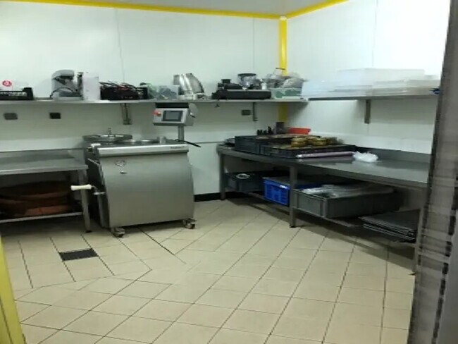 Plus de détails pour Local d'activités à louer