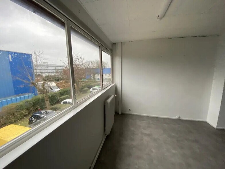 Bureau dans Noisy-le-Grand à louer - Photo de l’immeuble – Image 2 sur 6
