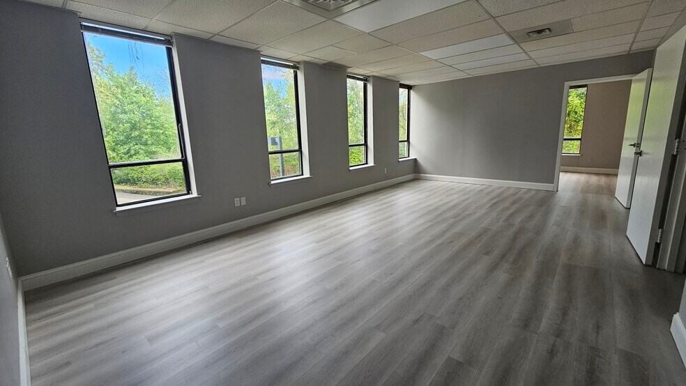 517 Route 111, Hauppauge, NY à louer - Photo de l’immeuble – Image 3 sur 12