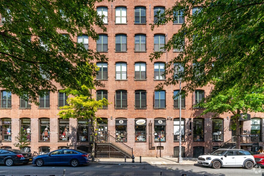 482 Driggs Ave, Brooklyn, NY à louer - Photo de l’immeuble – Image 3 sur 5