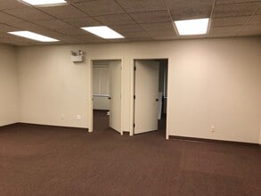 632 N 1st Bank Dr, Palatine, IL à louer Photo intérieure– Image 2 sur 7